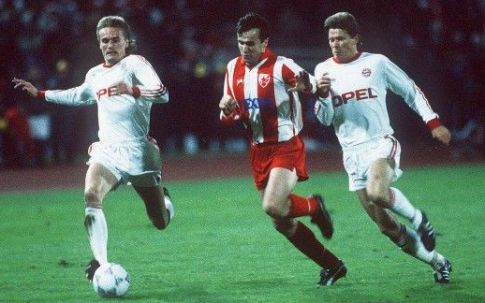 Dejan Savićević (u sredini) prodire ka golu Bajerna u prvoj utakmici