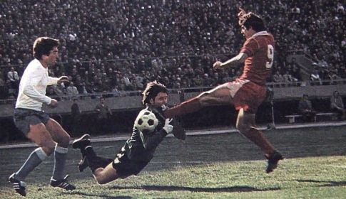 Trenutak iz devetog minuta, Dule Savić je izjednačio rezultat, ali je sudija Oluški poništio gol zbog prekršaja nad golmanom Ivanom Budinčevićem. Levo je Dražen-Frfa Mužinić