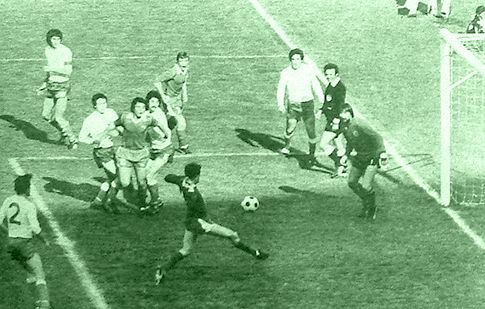 Neverovatan promašaj Jelikića. Ishod akcije očekivali su (sleva) Boro Primorac, Ivica Šurjak, Vedran Rožić, Dušan Savić, Luka Peruzović, Miloš Šestić, Dražen Mužinić, sudija Oluški i Ivan Budinčević