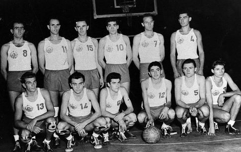 Košarkaški ledolomci, stoje (sleva): Nebojša Popović, Milorad Sokolović, Borislav Stanković, Aleksandar Gec, Ladislav Demšar i Aleksandar Blašković. Čuče (sleva): Vilmoš Loci, Milenko Novaković, Dušan Radojčić, Srđan Kalember, Lajoš Engler i Mirko Amon