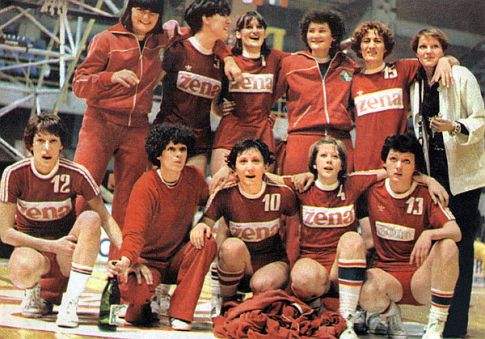 Košarkašice Crvene zvezde koje su 1979. godine osvojile prvenstvo, nacionalni kup i Kup evropskih šampiona – gornji red, sleva: Jasmina Kolić, Jasna Milosavljević, Gordana Vukmirović, Vesna Kovačević, Sofija Pekić i Anđa Vukmirović. Čuče, sleva: Zorica Đurković, Vukica Mitić, Spomenka Mrđenović, Biljana Marković i Natalija Bracanović