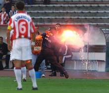 Navijač Crvene zvezde sa bakljom pretrčava teren