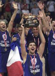 Kapiten reprezentacije Jugoslavije Dejan Bodiroga sa trofejem