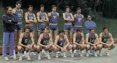 Osvajači srebrne medalje u Montrealu, stoje sleva: Mirko Novosel (selektor), Krešimir Ćosić, Damir Šolman, Andro Knego, Rajko Žižić, Željko Jerkov, Vinko Jelovac i Branislav Rajačić (pomoćnik selektora). Čuče sleva: Dragan Kićanović, Zoran Slavnić, Georgievski Blagoja, Mirza Delibašić, Dražen Dalipagić i Žarko Varajić.