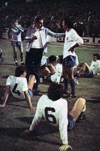 Odmor Hajdukovaca uoči izvođenja penala u utakmici Kupa pobednika kupova protiv mađarskog Diožđera 1977. godine