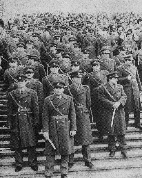 Levo navijači Partizana, desno navijači Dinama, u sredini policijski kordon