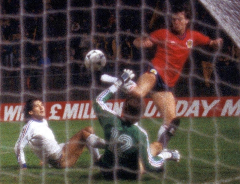 Čarls Nikolas postiže šesti gol za Škotsku, nemoćni su Branko Miljuš i Ranko Stojić