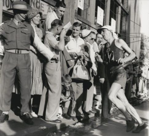 Franjo Mihalić trči ulicama Melburna (FOTO: nla.gov.au)