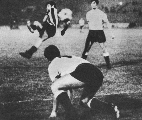 Mladi Momčilo-Moca Vukotić sjajnim volejem postiže treći gol protiv Hajduka u pobedi "crno-belih" 4:0. Splićani Ivan Buljan (na zemlji) i Dragan Holcer bili su samo statisti ...