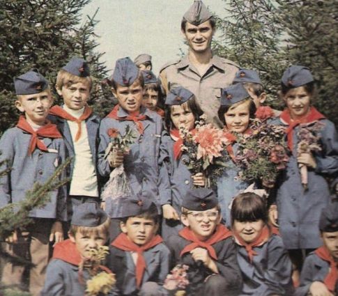 Vojnik Slobodan Santrać u društvu našeg najvećeg bogatstva - našh pionira (Gornji Milanovac, 1973. godine)