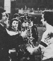 Kapiten Hajduka Jurica Jerković prima trofej