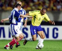 Fortaleza, 27. mart 2002. godine: Duel Siniše Mihajlovića (SRJ) i Ronalda (Brazil)