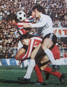 Mile Novković i Mihalj Keri (prugasti dresovi, Zvezda) u borbi za loptu sa Rešadom Kunovcem (Partizan)