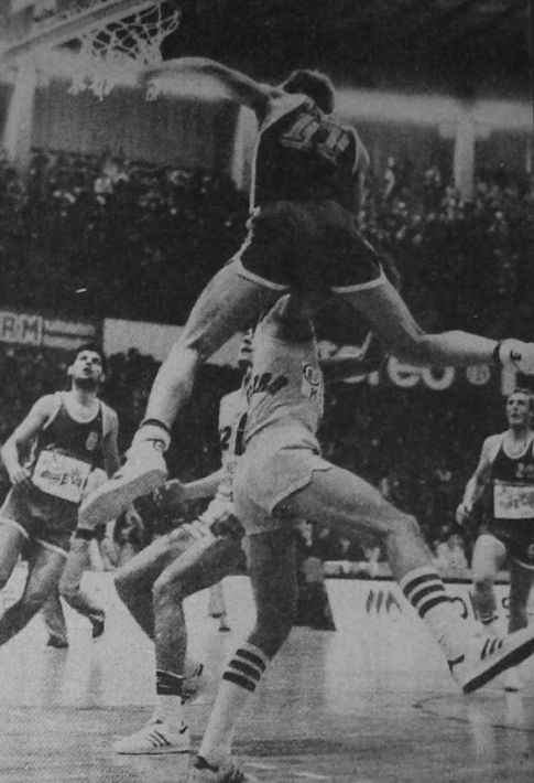 Niš 1979. godine: Zadranin Čedomir-Čedo Perinčić "zakucava" preko igrača Partizana
