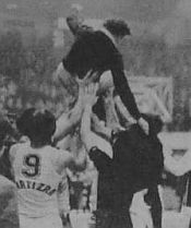 Niš, 1979. godine: Trener Partizana Dušan-Duda Ivković na rukama igrača Partizana posle trijumfa nad Zadrom u finalu Kupa