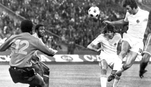 Dušan Bajević postiže jedan od svoja tri gola protiv Zaira (FOTO: AFP)