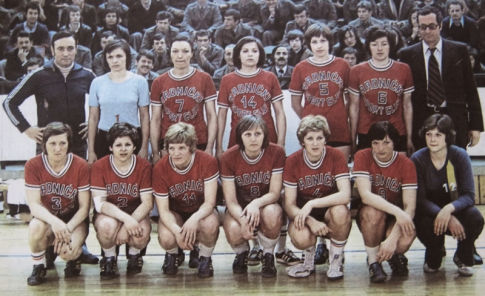 Rukometašice Radničkog, šampionke Evrope. Stoje (sleva): trener Vinko Kandija, Marica Drenovac, Mira Radaković, Mirjana Radovanović, Dušanka Lazarević, Vida Nenadić, "tehniko" Branko Kosović. Čuče (sleva): Ivanka Šuprinović, Ljubica Bukurov, Živka Stevanović, Jadranka Antić, Milenka Sladić-Lukić, Zdenka Leutar i Vesna Radović.