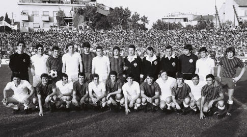Zajednička fotografija fudbalera Hajduka i Reala (izvor: http://blancaefemeride.blogspot.com)