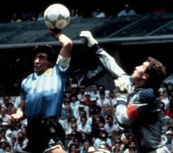 Trenutak kad Maradona postiže gol rukom (FOTO: popperfoto