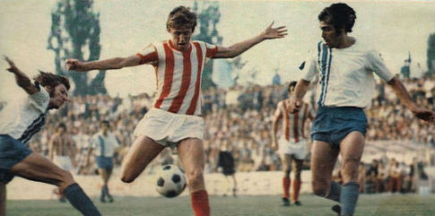 OFK Beograd - Crvena zvezda 2:1 (3. kolo, 2. septembar 1973. godine): Vladimir Petrović-Pižon (prugasti dres, Crvena zvezda) okružen igračima domaće ekipe
