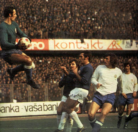 Dinamo - Hajduk 0:1, 3. mart 1974. godine: Golman Hajduka Rizah Mešković otklanja opasnost pred svojim golom