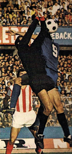 Dinamo - Zvezda 1:3, 23. septembar 1973. godine: Vazdušni duel golmana Ognjena-Olje Petrovića (Zvezda) i Fikreta Mujkića (Dinamo)