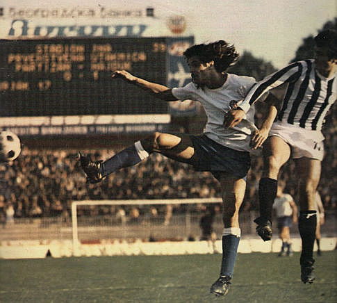 Partizan - Hajduk 1:1, 7. oktobar 1973. godine: Luka Peruzović (beli dres, Hajduk) i Nenad Bjeković (Partizan)