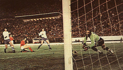 Velež - Hajduk 1:0, 3. april 1974. godine: Nova zvezda "rođenih" Vaha Halilhodžić (crveni dres) postiže pobedonosni pogodak