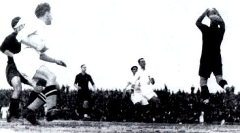 Rikardo Zamora hvata loptu na utakmici u Beogradu (FOTO: http://s284.photobucket.com/user/icko161081/library/)
