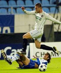 Ivica Iliev (beli dres, Partizan) preskače Rikarda Karvalja (FOTO: Reuters)