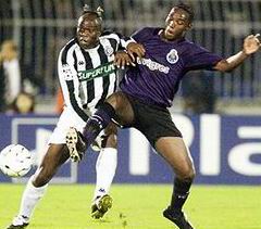 Duel Vesta (prugasti dres, Partizan) i Mekartija (FOTO: AFP)