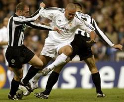 Duel Igora Duljaja (prugasti dres, Partizan) i Ronalda
