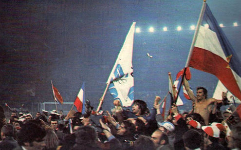 Ludilo: Igrači Jugoslavije našli su se nakon utakmice na ramenima oduševljenih navijača koji su "okupirali" stadion u Frankfurtu