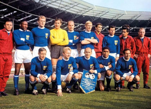 "Fifinih 11", stoje sleva: Puškaš, Đalma Santos, Pluskal, Jašin, Popluhar, Šnelinger, Šoškić, Masopust, Ejzagir i Zeler. Čuče, sleva: Kopa, Lou, Di Stefano, Euzebio i Gento