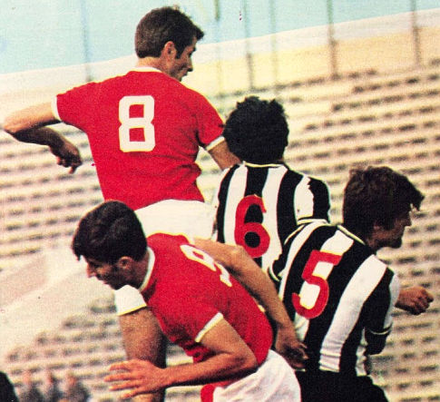 Mladi Dušan Bajević (crveni dres) u meču Partizan - Velež 1:2
