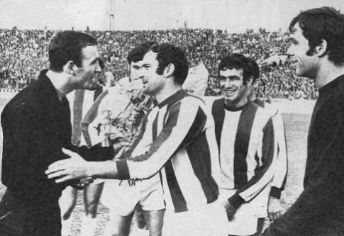 Golman Ivan Ćurković-Ćure prima čestitke i mirišljavo cveće od igrača Crvene zvezde za 300. utakmicu u Partizanu