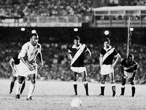 Pele kreće prema lopti, trenutak kasnije ubeležiće 1000. gol na zvaničnim utakmicama