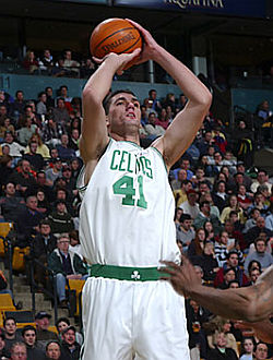 Bruno Šundov u dresu Boston Seltiksa