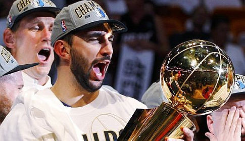 Predrag Stojaković sa trofejem NBA-šampiona 2011. godine (FOTO: Reuters)