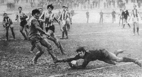 Crvena zvezda - Željezničar 1:4: Željin golgeter Josip-Joso Bukal u duelu sa Zvezdinim golmanom Ratomirom Dujkovićem