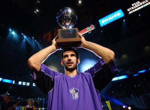 Predrag Stojaković, pobednik takmičenja u brzom šutiranju "trojki" 2003. godine (FOTO: Hector Amezcua - Sacramento Bee Staff Photo)