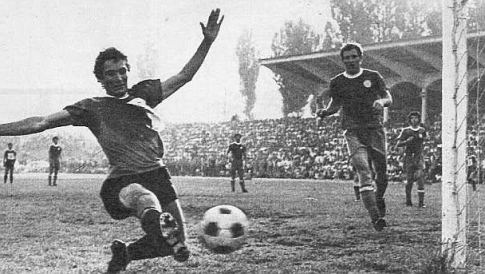 Sa utakmice Trepča - Rad 2:0, kojom su domaćini izborili Prvu ligu: dvostruki strelac Ilija Savović u izglednoj prilici da zatrese mrežu