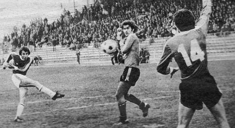 Vojvodina - Trepča 0:1: Pokušaj Josifa Ilića ka golu gostiju, šut je pokušao da blokira Dragan Miletović