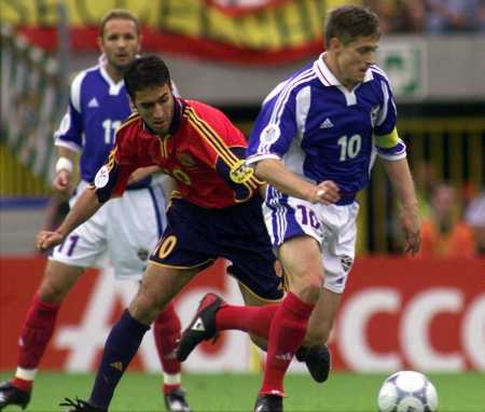 Duel Stojkovića i Raula, u pozadini je Mihajlović (FOTO: Reuters)