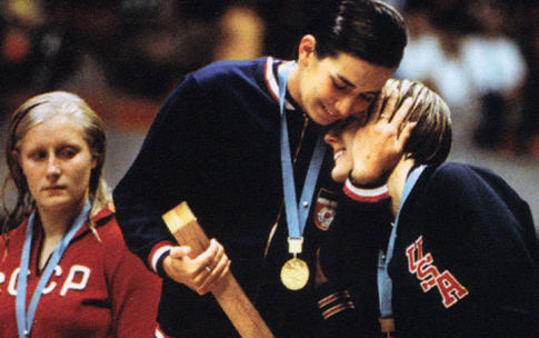 Đurđa Bjedov (u sredini), osvajačica zlatne medalje, levo je drugoplasirana Halina Prozumenšikova (SSSR), a desno "bronzana" Šeron Vihman (SAD)