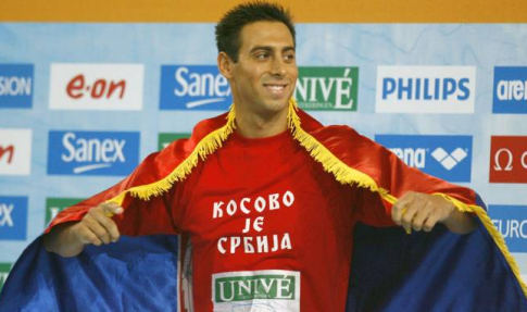 Milorad Čavić na pobedničkom postolju sa majicom zbog koje je suspendovan (FOTO: AP)