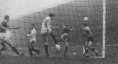 Branko Rašović (beli dres) izbacuje loptu sa same gol-linije u jeku napada domaćina