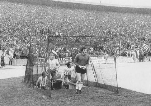 Ulazak igrača Ferencvaroša u grotlo beogradske Marakane (FOTO: tempofradi.hu)