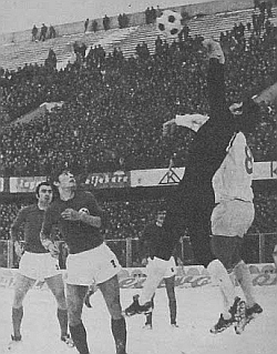 Golman Dinama Fahrija Dautbegović i napadač "Želje" Boško Janković u vazdušnom duelu, Mladen Ramljak i Damir Valec (prvi i drugi sleva, Dinamo) prate ishod