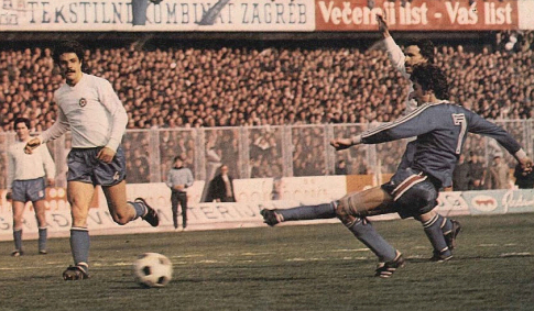 Mario Bonić (plavi dres), strelac jedinog pogotka za Dinamo, u belim dresovima su (sleva) Frfa Mužinić, Luka Peruzović i Mario Boljat